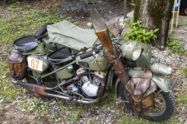 Motocicleta militar de la segunda guerra mundial en el bosque