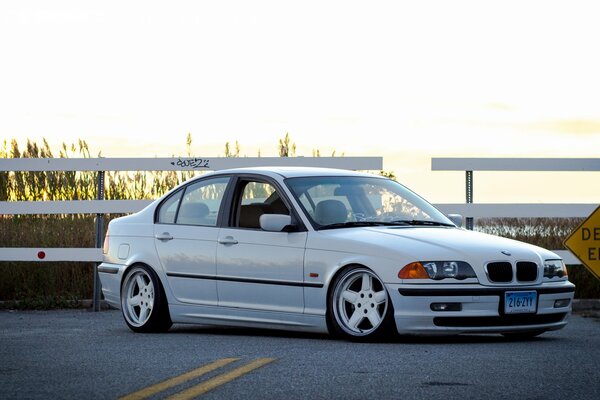 Bmw 3 series with discs in the color of the fence!