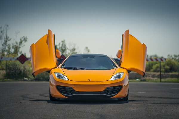 McLaren mp4-12C pomarańczowy z otwartymi drzwiami