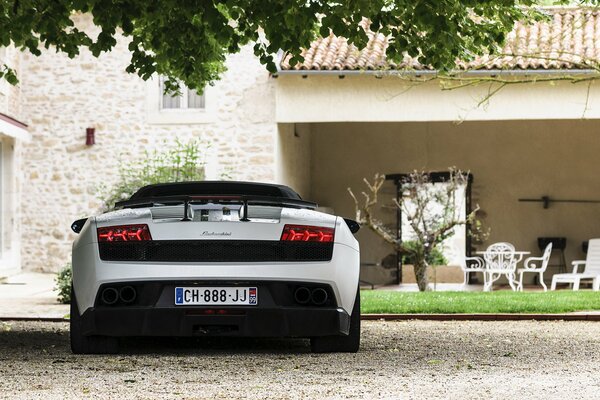 Lamborgini lp 570-4 estacionado en el patio de la casa