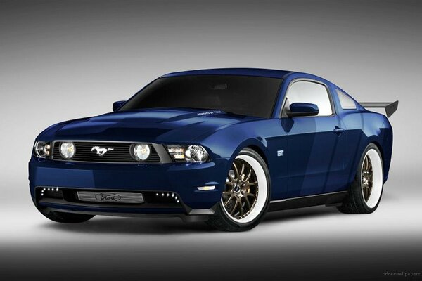 Mustang azul con marco plateado