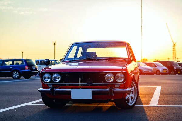 Roter Datsun in der untergehenden Sonne