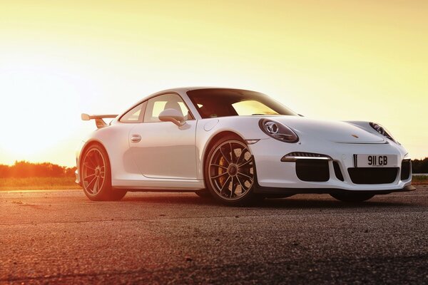 Porsche 911 sur fond de soleil du soir