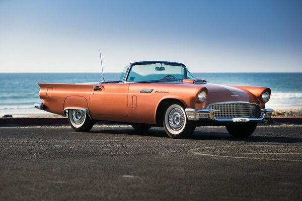 Old Ford-thunderbird en face de la mer calme