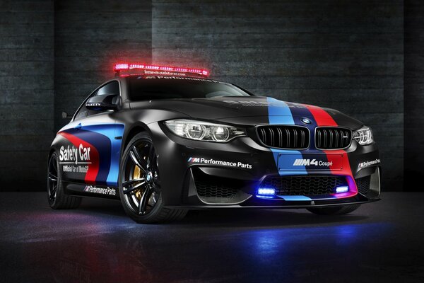 Безопасный и крутой одновременно чёрный BMW 2015 m4