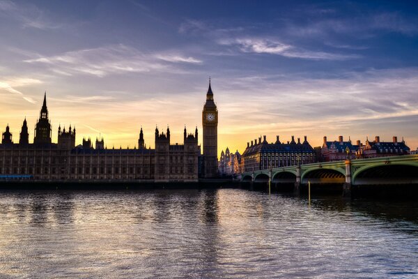 Vista del Big Ben e del ponte sullo sfondo del tramonto