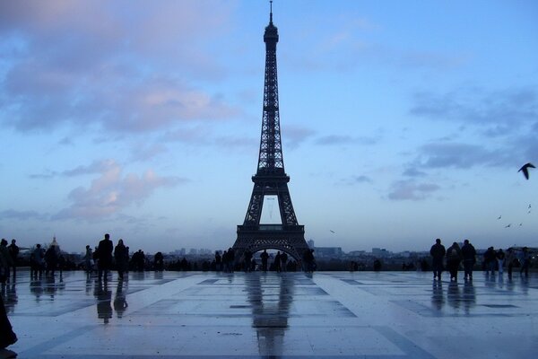 La Torre di eyfil a Parigi contro un cielo scuro