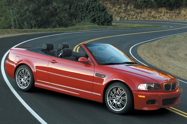 Bmw E46 décapotable rouge sur une route sinueuse