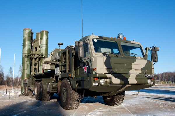 Camion militaire gris avec système de missiles antiaériens