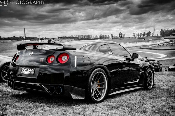 Coche negro R35 nissan skyline contra el cielo