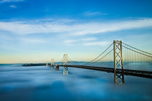 Un puente que entra en el agua y la niebla