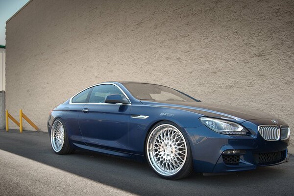 Blauer bmw 650i m6 auf Wandhintergrund