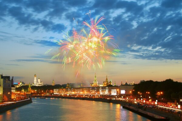 Salut sur la rivière Moscou dans la soirée