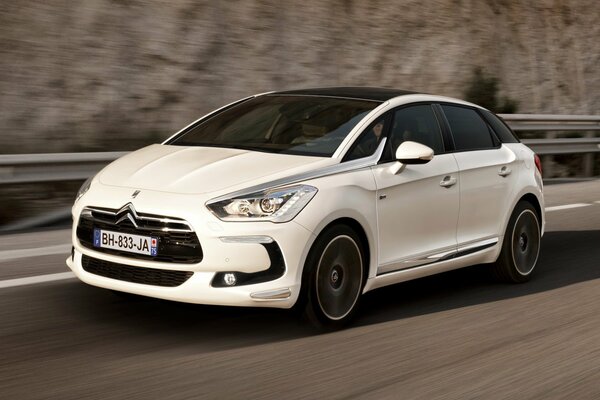 Voiture blanche Citroën à la vitesse