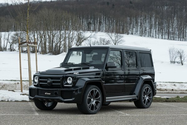 Mercedes Benz Classe G sullo sfondo di una foresta innevata