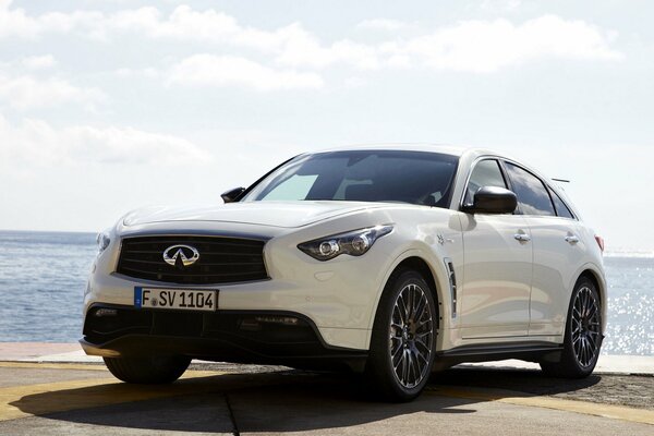 Hermoso coche blanco contra el mar azul