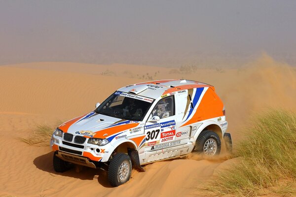 El SUV bmw x3 en el Rally Dakar monta en un terciopelo de arena