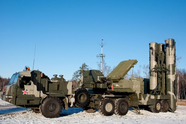 Das Flugabwehrraketensystem Triumph wird in den Winterhimmel geleitet