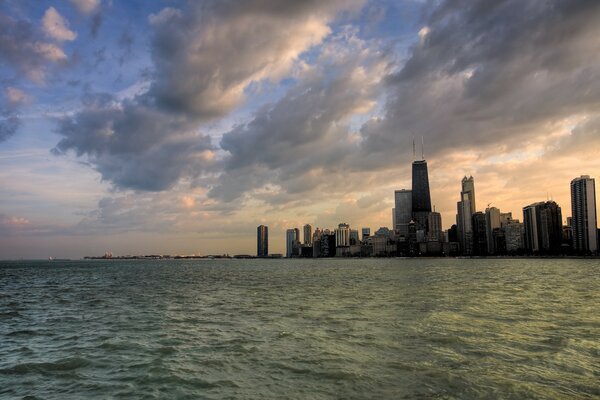 Vista de los rascacielos de Chicago desde el agua