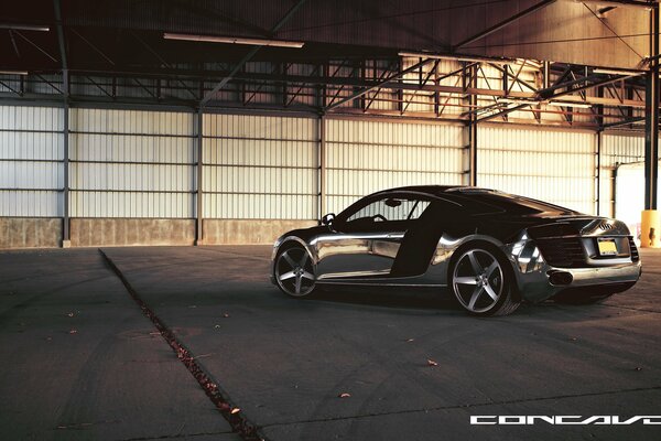 Voiture dans le hangar, beaucoup de chrome