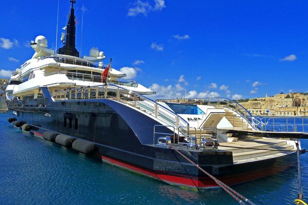 Nave da crociera in mare a Porto