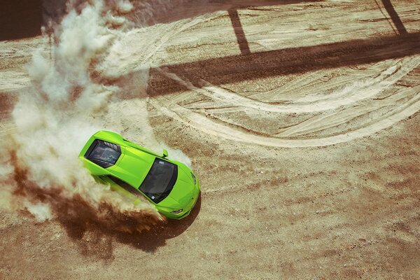 Drift ein grünes Auto im Sand