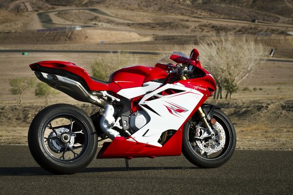 Moto mv agusta F4 vista laterale