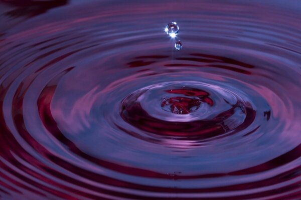 Cercles et vagues sur l eau de couleur rouge