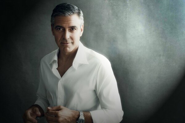 George Clooney-Minet en chemise blanche