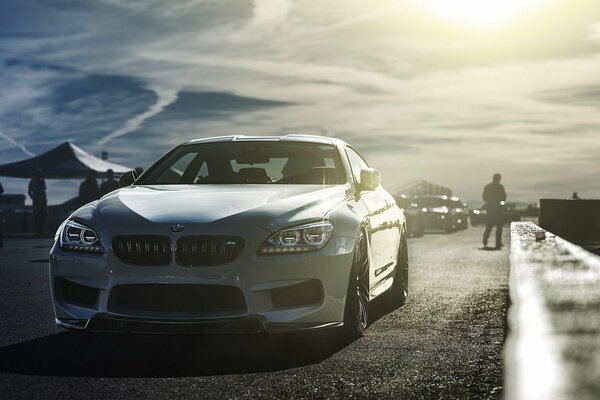 Image d une voiture BMW sur fond de nuages et de l homme