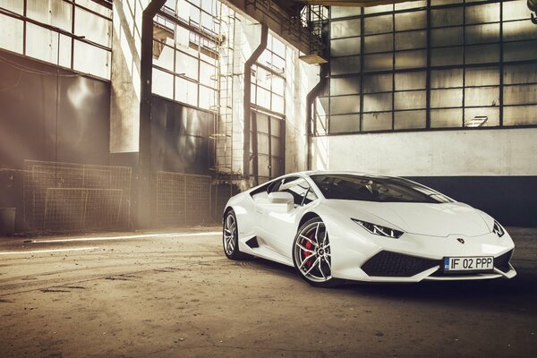 El nuevo superdeportivo blanco lamborghini. Vista frontal