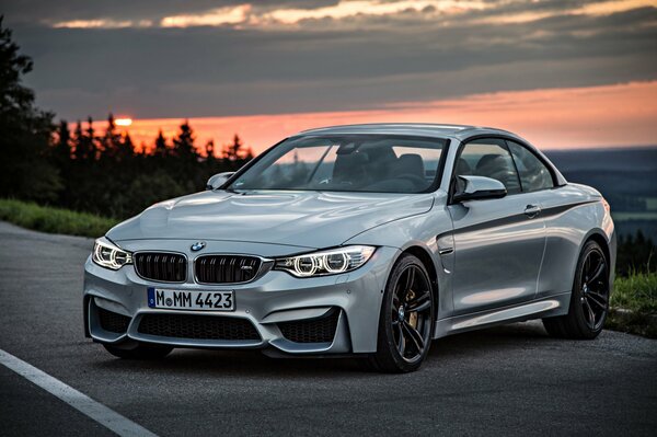 Auto f32 cabrio bmw m4 silber metallic