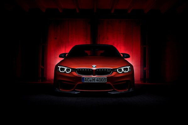 BMW coupé fond noir rétro-éclairage rouge