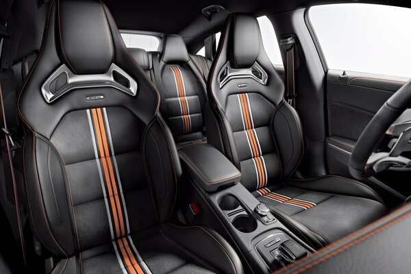 Intérieur de voiture Mercedes orange avec noir