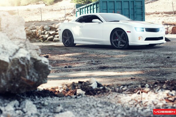 El elegante Chevrolet Camaro en las Llantas Vossen