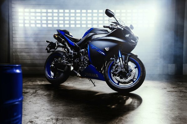 Спортивный мотоцикл Yamaha синего цвета