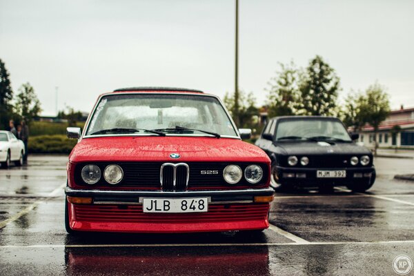 Leuchtend rot BMW M5 Retro-Auto