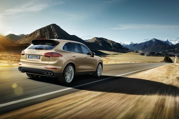 Voiture. Porsche Cayenne en mouvement sur la route