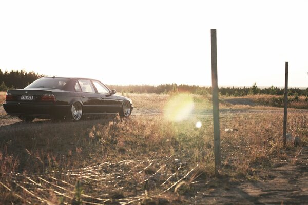 Voiture sur une route glissante sur fond d arbres et de prairies