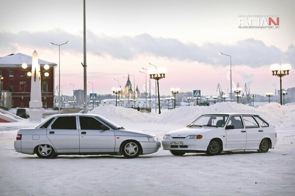 Priora e VAZ 2114 sullo sfondo di una città invernale