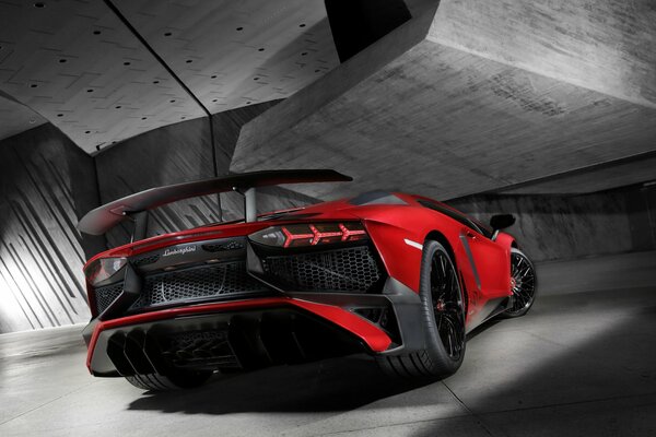 baujahr 2015 furioser schwarz-roter lamborghini aventador lp 750-4