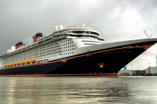 Un crucero atraca en el puerto