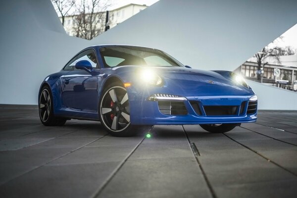 Anteriore blu porshe 911 vista frontale