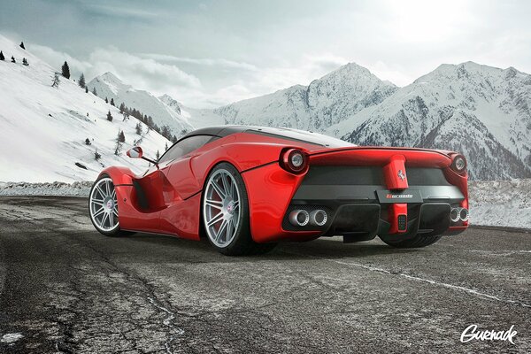 Una Ferrari McLaren hypercar rossa sportiva su una strada innevata