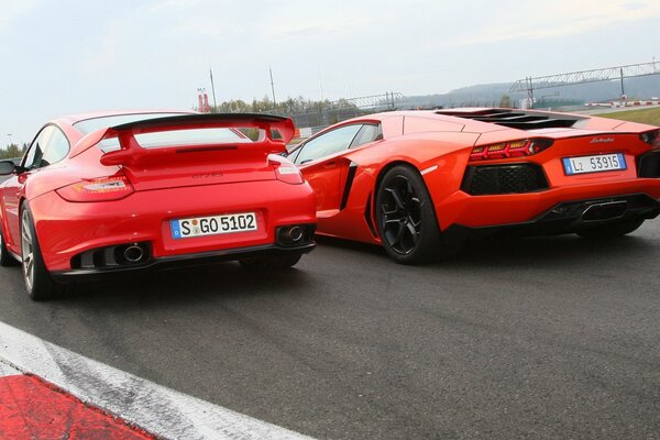 Coches rojos Porsche, Lamborghini en el lanzamiento vista trasera