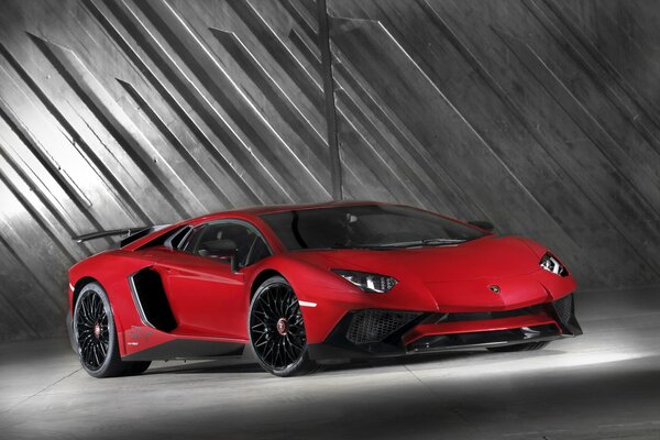 Lamborghini rouge avec de nouveaux pneus et rétroviseur