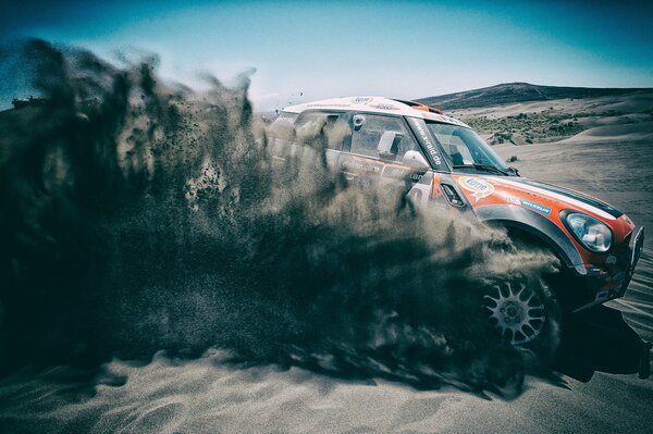 SUV elet en el camino en el desierto