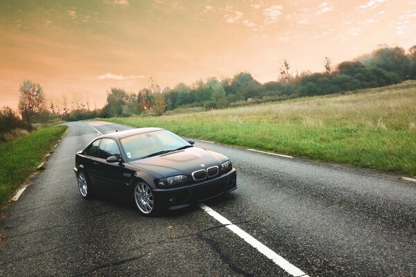 Voiture BMW sur fond de route et de la nature