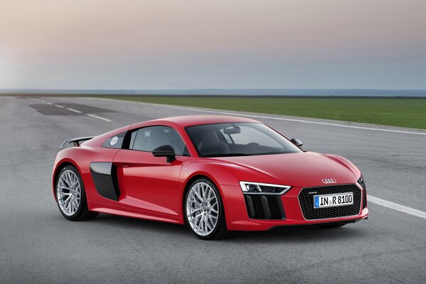 Voiture rouge Audi sur la route