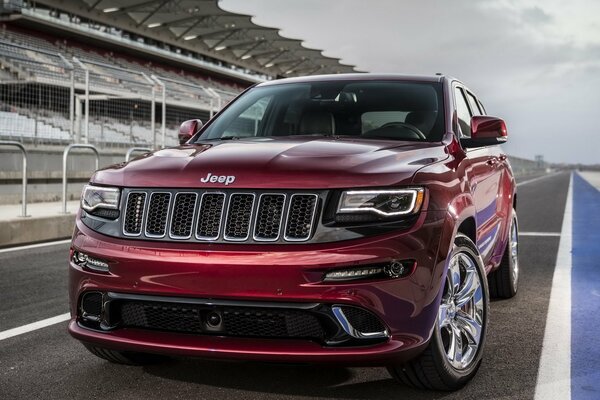 Jeep Cherokee rojo en el estadio